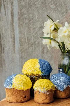 Delicious Easter cake and ingredients on wooden table. Foto stock