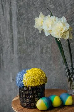 Delicious Easter cake in the colors of the flag of Ukraine, yellow-blue color Foto stock