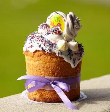 Delicious Easter Cake decorated with sweets, meringue, bounded up with purple Stockfoto's