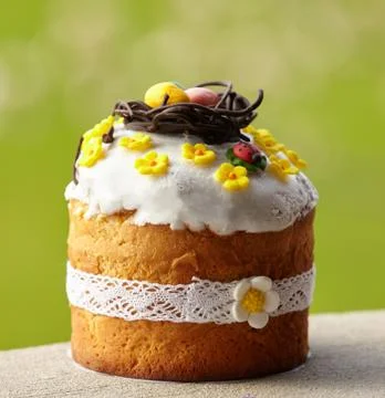 Delicious Easter Cake decorated with white sugar glaze, sweet colorful confet Stockfoto's