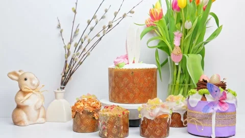 Delicious Easter cake with flowers. Happy Holiday Vídeos de archivo 235458662