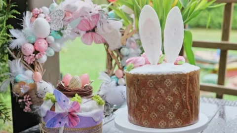 Delicious Easter cake with flowers. Happy Holiday Vídeos de archivo 235460390