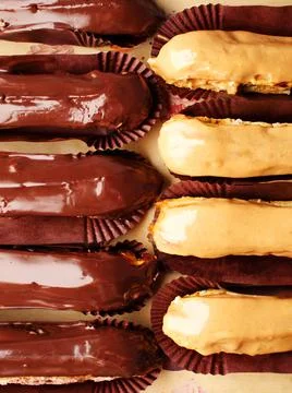 Delicious eclairs top view. Chocolate eclairs and creme brulee. French desser Foto stock
