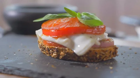 A delicious egg sandwich rotates in a circle. Enjoy your meal 動画素材 109550477