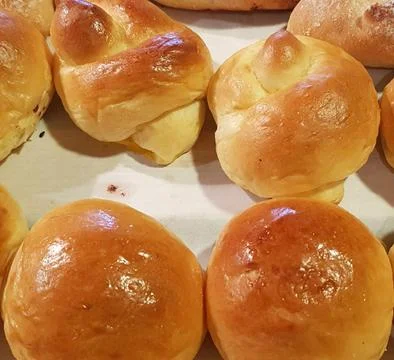 Delicious fresh baked bread rolls, warm fresh buttery bread rolls on a fanc.. 스톡 사진
