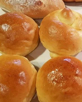 Delicious fresh baked bread rolls, warm fresh buttery bread rolls on a fanc.. 스톡 사진