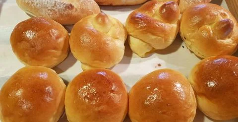 Delicious fresh baked bread rolls, warm fresh buttery bread rolls on a fanc.. 스톡 사진