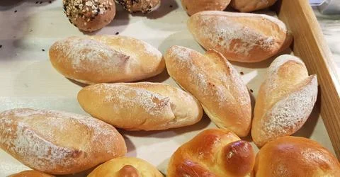 Delicious fresh baked bread rolls, warm fresh buttery bread rolls on a fanc.. 스톡 사진
