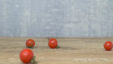 Delicious Fresh Cherry Tomatoes Are Beautifully Arranged on a Rustic Wooden Vidéo 287826175