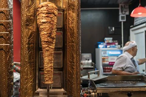 Delicious fried shawarma on a spit, inside in a fast food restaurant. in the Foto stock
