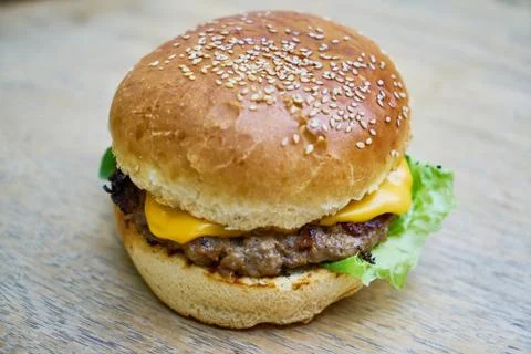 Delicious Hamburger on the Table Foto stock