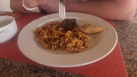 Delicious Home-Cooked Meal Featuring Spiral Pasta, Flavorful Meat, and Savory 库存影片 330185379