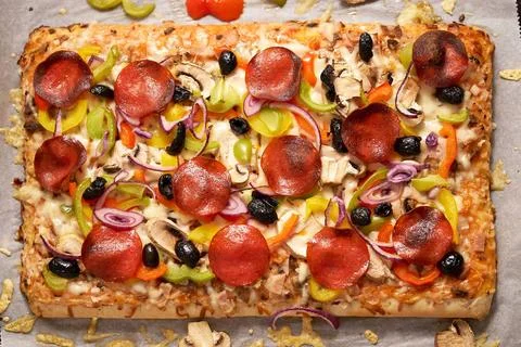 Delicious Homemade rectangular pepperoni and vegetables pizza Delicious Ho... Stockfoto's