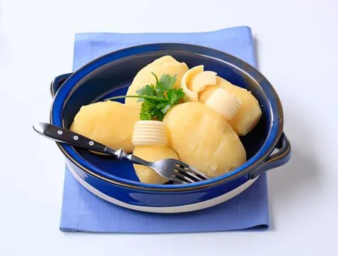 Delicious mashed potatoes in blue dish with silverware Stock-Fotos