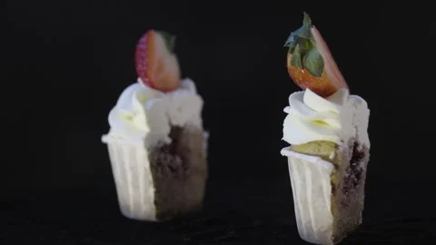 Delicious muffin cut into two halves with filling inside. Fresh strawberries. 库存影片 148270894
