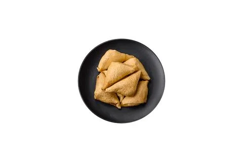 Delicious pancakes triangular shape with meat, salt and spices Foto stock