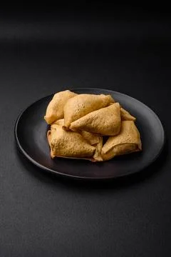 Delicious pancakes triangular shape with meat, salt and spices Delicious p... Foto stock