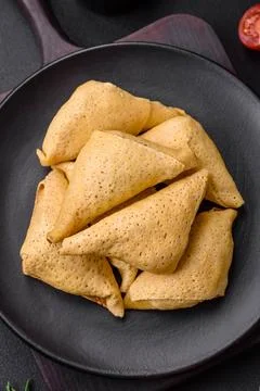 Delicious pancakes triangular shape with meat, salt and spices Delicious p... Foto stock