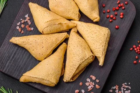 Delicious pancakes triangular shape with meat, salt and spices Delicious p... Foto stock