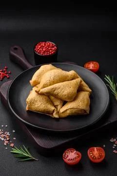Delicious pancakes triangular shape with meat, salt and spices Delicious p... Foto stock