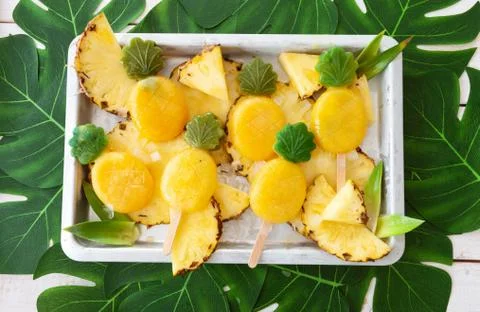 Delicious pineapple popsicles Foto stock