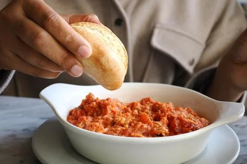 A delicious plate featuring bread accompanied by a savory tomato dish rests Fotos Stock