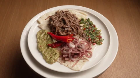 Delicious plate of shredded meat on flatbread with salad and sauce Vidéo 333584456