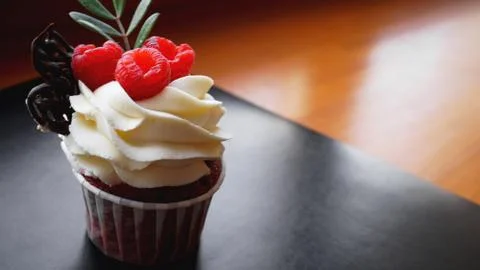 Delicious raspberry cupcakes on dark background Stockfoto's