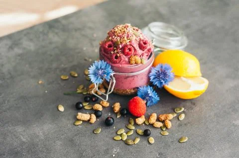 Delicious raspberry ice cream with pumpkin seeds and hempseed, decorated with Foto stock
