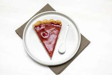 Delicious red cherry strawberry tart and crumble cake with oat.serving of g.. Foto stock