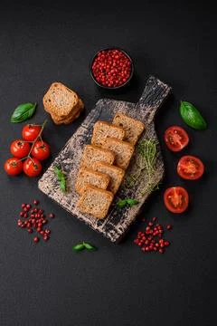 Delicious salted rectangular wheat croutons with salt and spices on a dark co 库存照片