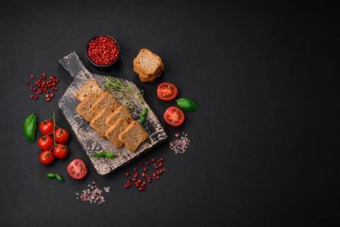 Delicious salted rectangular wheat croutons with salt and spices on a dark co Foto stock