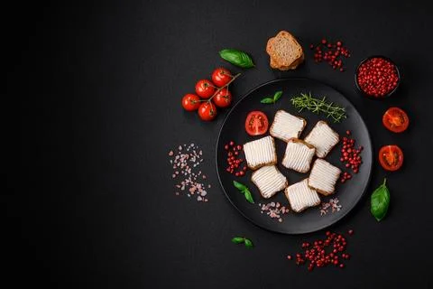 Delicious salty rectangular wheat croutons with cream cheese, tomatoes, salt  Foto stock