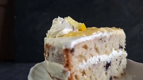A Delicious Slice of Lemon Blueberry Cake with Whipped Cream Frosting 库存影片 336149168