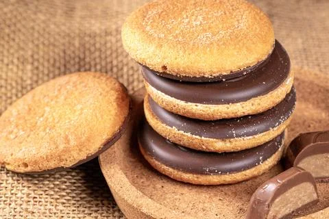 Delicious stack of chocolate cookies piled on a rustic burlap napkin Stock-Fotos