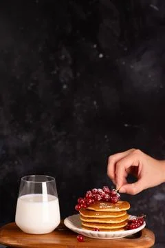 Delicious stack of pancakes with fresh berries and a glass with milk. Foto stock