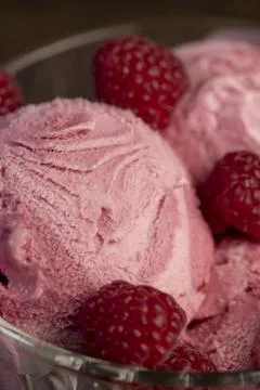 Delicious sweet cold raspberry  flavored ice cream and ripe raspberries in .. Foto stock