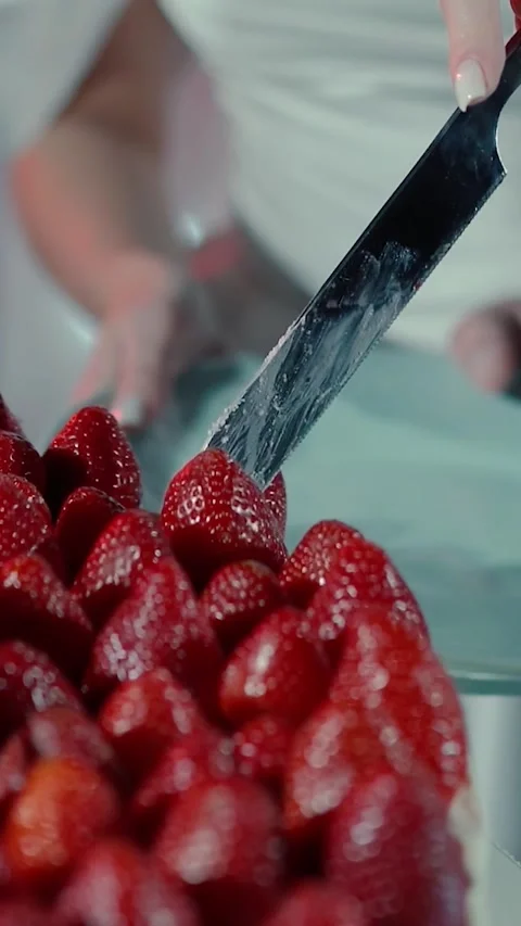 A delicious, sweet wedding cake with white cream, red strawberries Vidéo 336731280