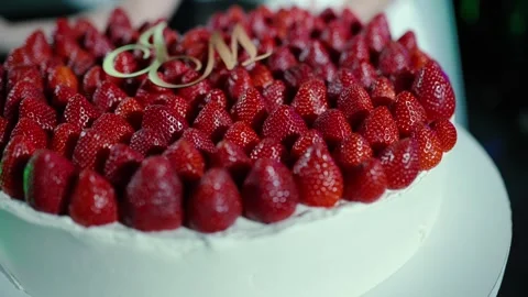 A delicious, sweet wedding cake with white cream, red strawberries 库存影片 336731324