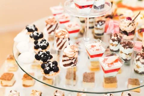 Delicious sweets on wedding candy buffet with desserts, cupcakes Foto stock
