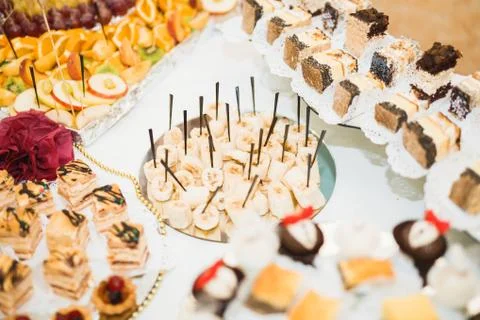 Delicious sweets on wedding candy buffet with desserts, cupcakes Foto stock