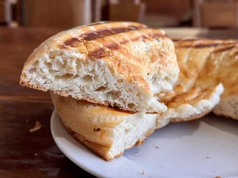 A Deliciously Freshly Baked Flatbread Featuring EyeCatching Grilled Patterns on 스톡 사진