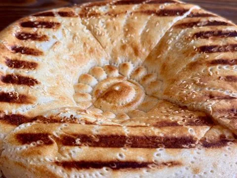 A Deliciously Freshly Baked Flatbread Featuring EyeCatching Grilled Patterns on 스톡 사진