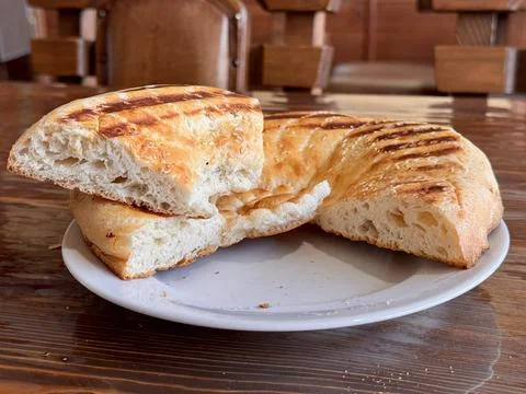 A Deliciously Freshly Baked Flatbread Featuring EyeCatching Grilled Patterns on 스톡 사진