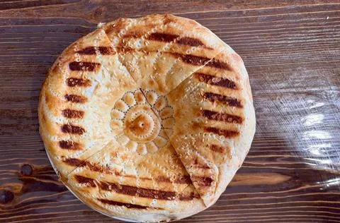 A Deliciously Freshly Baked Flatbread Featuring EyeCatching Grilled Patterns on Foto stock