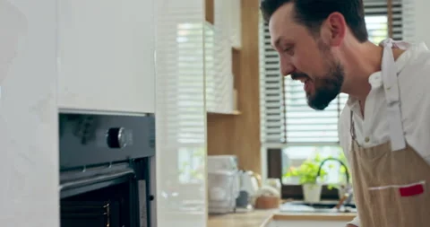 Delighted chef in good mood putting frech made pizza in industrial oven. Happy Vídeo Stock 218640109