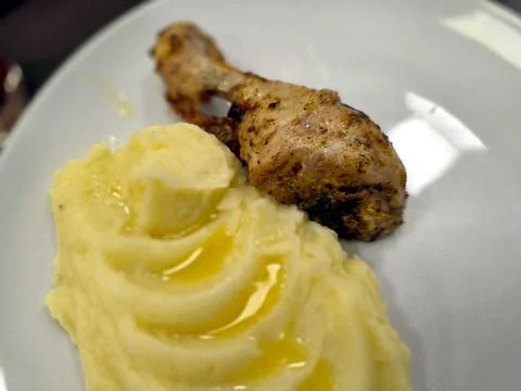 Delightful Lunch Featuring Creamy Mashed Potatoes and a Savory Chicken Leg Stock Photos