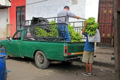 Delivering bananas in the colonial city of Leon, Nicaragua Foto stock