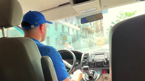 Delivery driver steers through city. Efficient delivery concept Vídeo Stock 336525507