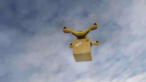 A delivery drone delivers a package Video stock 124196077
